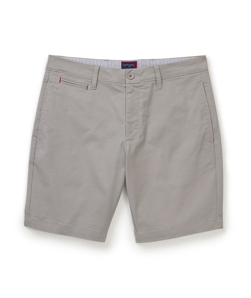 Model is wearing UNTUCKit gray 9" chino shorts. 